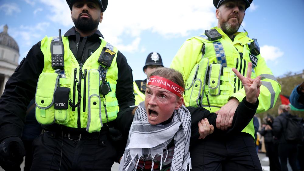  In London nahm die Polizei mehr als 500 Demonstranten fest, die am Trafalgar ​Square gegen das Verbot der Gruppe Palestine Action protestiert hatten.