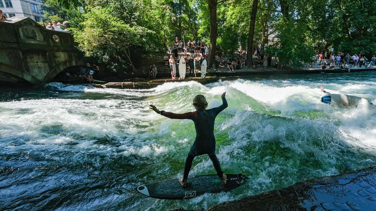 München: Eisbachwelle ist wieder nahezu verschwunden