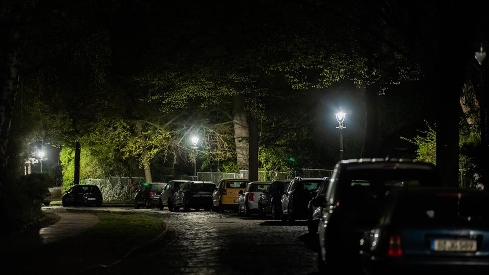 Berlin: Der Kirchweg im Berliner Ortsteil Nikolassee ist bei einem Stromausfall weitgehend dunkel, da nur die Gaslaternen noch Licht spenden.