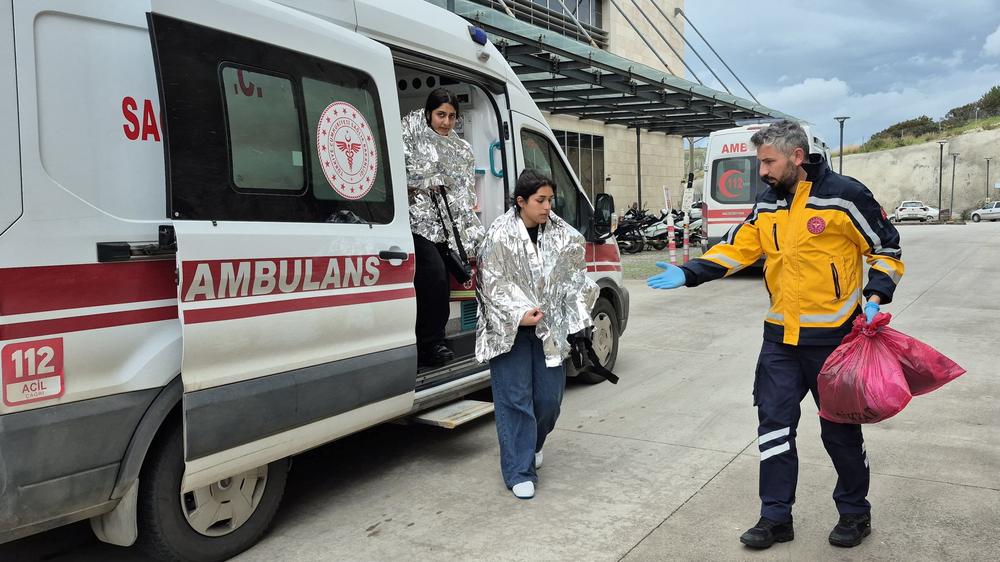 Türkische Küste: 21 Menschen konnten gerettet werden, die Behörden suchen weiter nach Überlebenden.