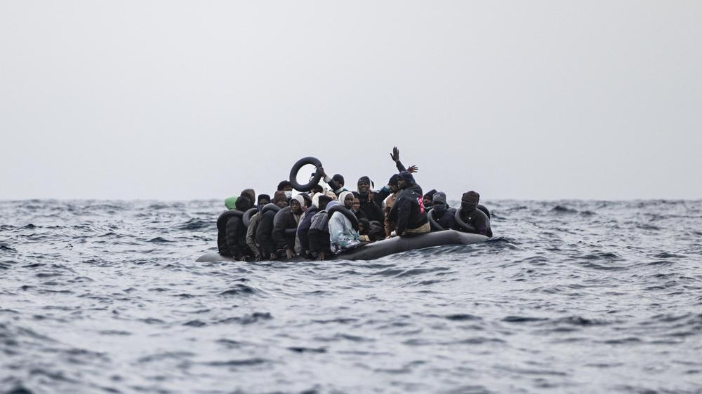  Die Seewege nach Europa gelten weltweit als am gefährlichsten. Nach neuen Zahlen der Internationalen Organisation für Migration entfallen vier von zehn Todesfällen während der Flucht auf die europäischen Seewege.