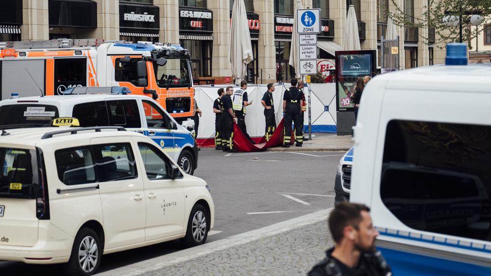 Leipzig: Einsatzkräfte der Feuerwehr an der Absperrung in der Leipziger Innenstadt – hier ist ein Mann mit seinem Auto durch die Fußgängerzone gerast und hat mindestens zwei Menschen getötet.