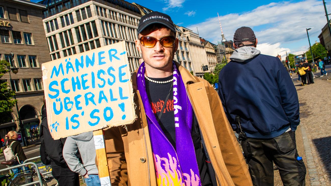 Demo gegen sexualisierte Gewalt: Mehr als tausend Menschen protestieren gegen Gewalt von Männern