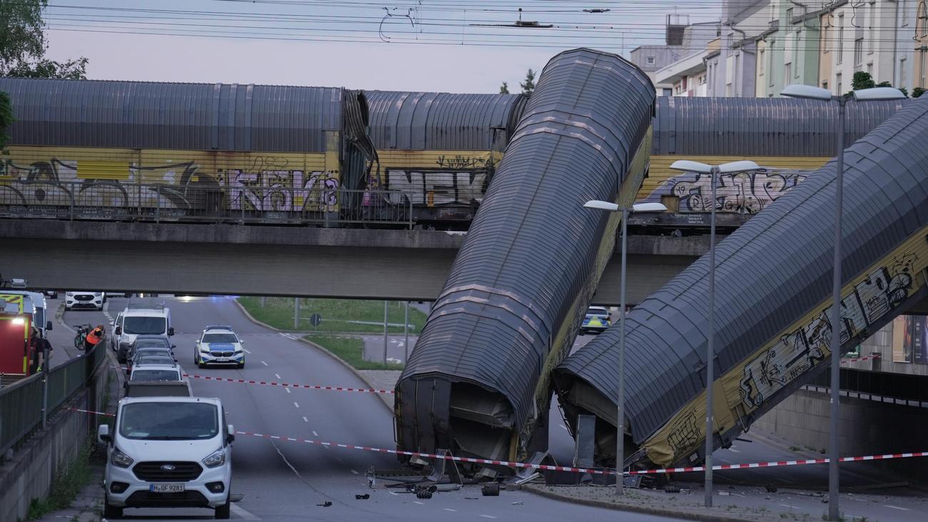 Zugunglück: Güterzug stürzt in München von Brücke
