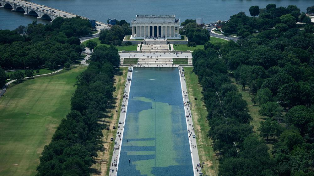  Algen und blaue Farbe lassen das Wasserbecken am Lincoln Memorial erstrahlen.