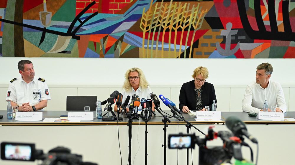 Stade: Police Vice President Jörg Wesemann, Police President Kathrin Schuol, Lower Saxony's Interior Minister Daniela Behrens and Chief Public Prosecutor Burkhard Vonnahme (from left to right) provide information about the shooting in Stade.