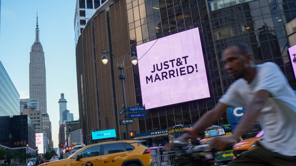  Am Madison Square Garden erscheint ein Schriftzug, der fast wie »Just Married« aussieht und gleichzeitig ein T&T enthält – Taylor und Travis.