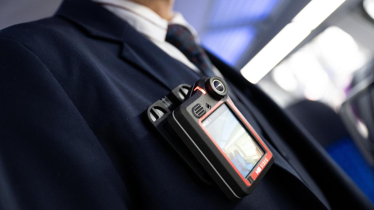 Sicherheit von Bahn-Mitarbeitern: Deutsche Bahn stattet 2.000 Beschäftigte mit Bodycams aus