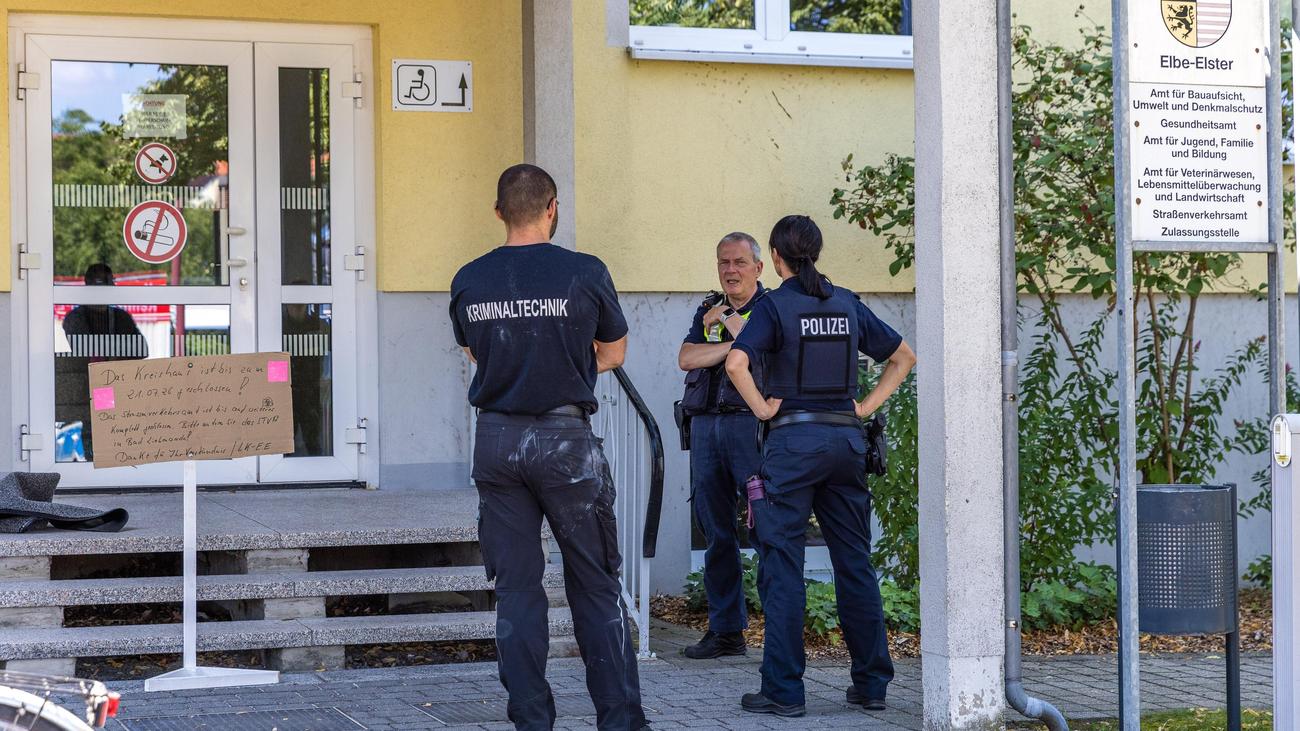 Brandanschlag: Mann bedroht Jugendamt-Mitarbeiterin und legt Feuer