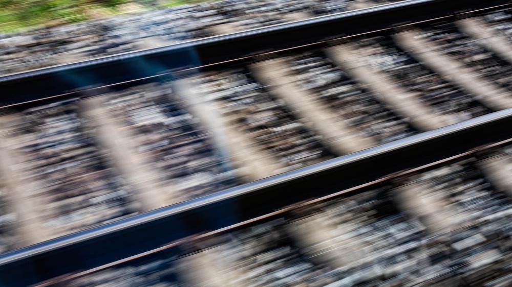 Deutsche Bahn Sicherheitsmitarbeiter Sturz Zug Tür