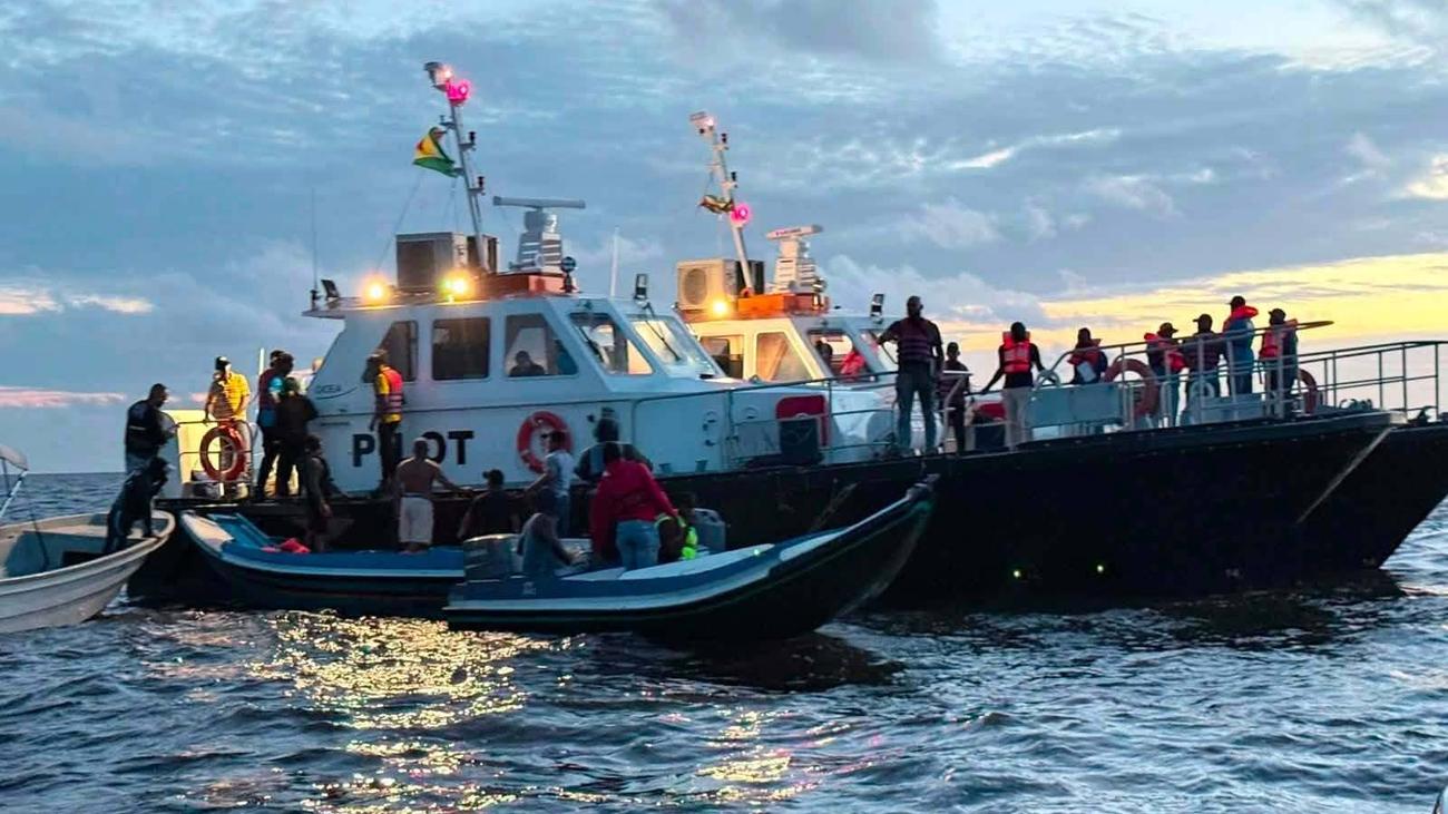 Guyana'da Feribot Alabora Oldu: 50'den Fazla Kişi Kayıp