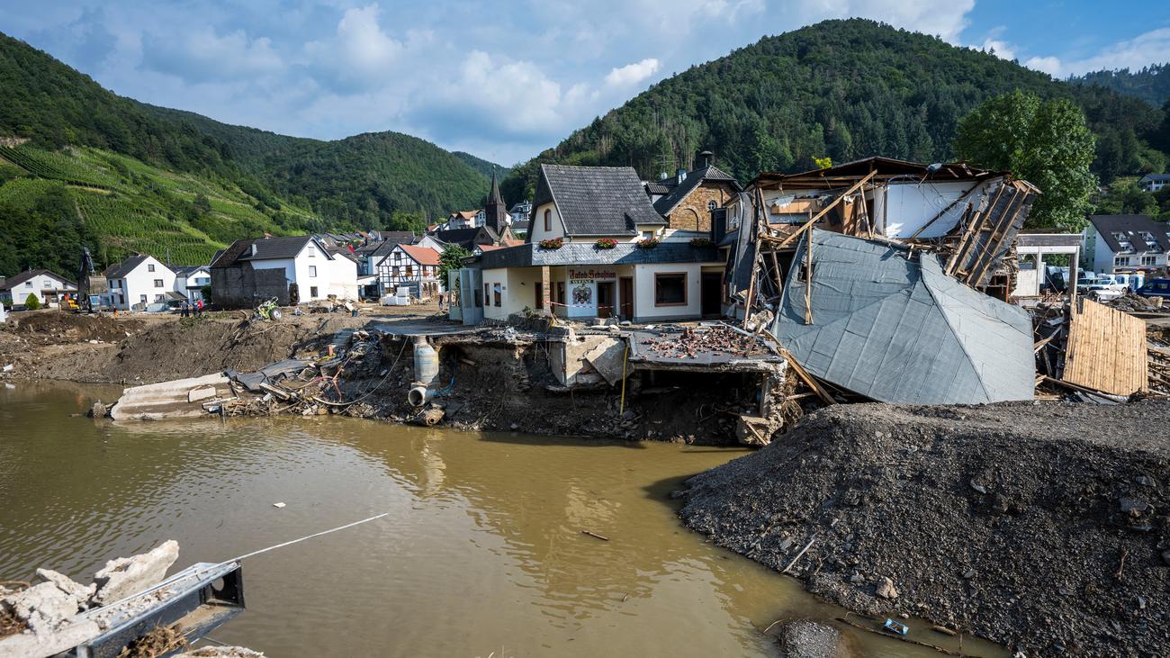 Jahrestag der Flutkatastrophe im Ahrtal: Versicherer warnen vor Extremwetter und fordern bessere Prävention