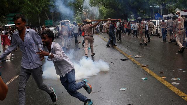 Proteste in Neu Delhi: Indische Polizei geht mit Gewalt gegen junge Demonstranten vor