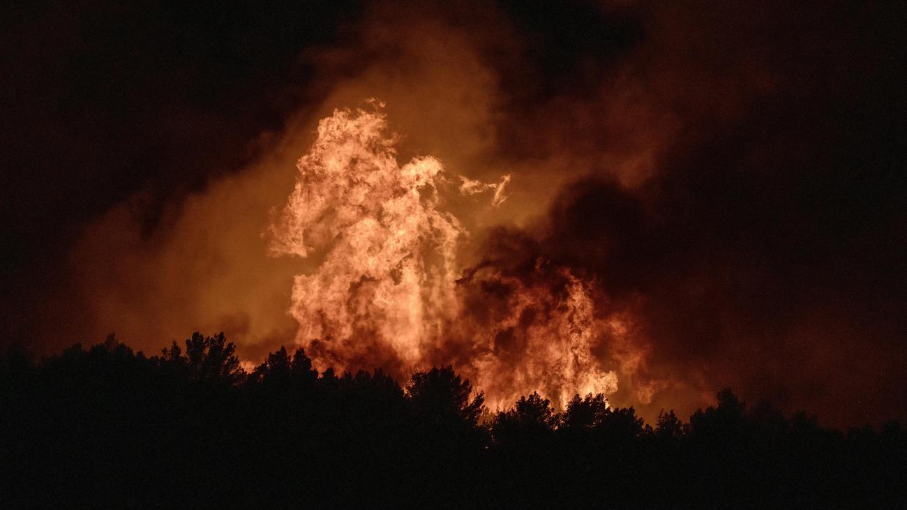 Waldbrände: Hunderte Feuerwehrleute bekämpfen Waldbrand in Südfrankreich