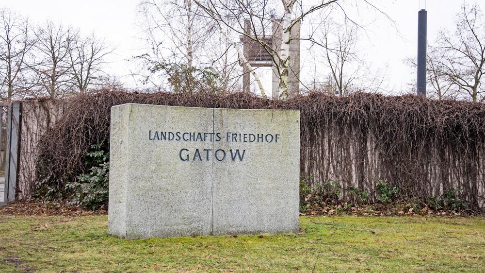 Anschlag am Christopher Street Day: Der Mann, der beim CSD in Berlin mutmaßlich einen Menschen getötet und mehrere weitere verletzt hat, ist auf dem Friedhof Gatow in Berlin beerdigt worden.