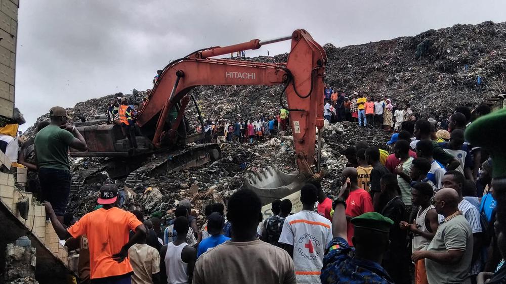 Westafrika: Rettungskräfte und Anwohner suchen am Rande von Conakry nach Überlebenden des Erdrutschs.