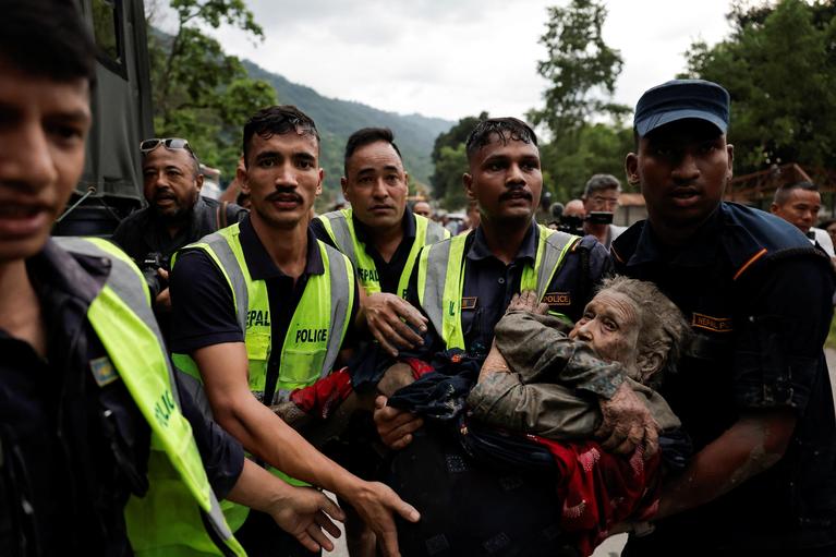 nepal-hunderte-vermisste-nach-sturzflut-in-nepal-die-zeit