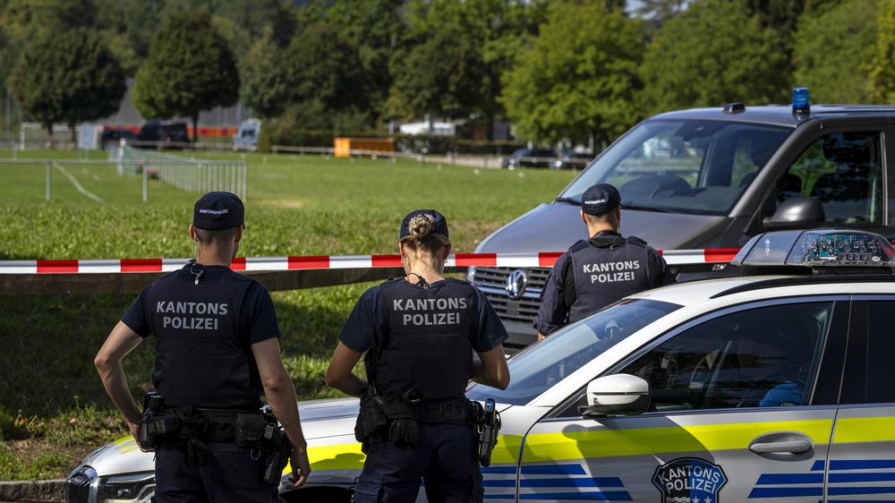 Schweiz: Polizisten sichern das Gelände rund um die Pferderennbahn Schachen ab. Bei einer Veranstaltung im schweizerischen Schachen sind in der Nacht Schüsse gefallen.