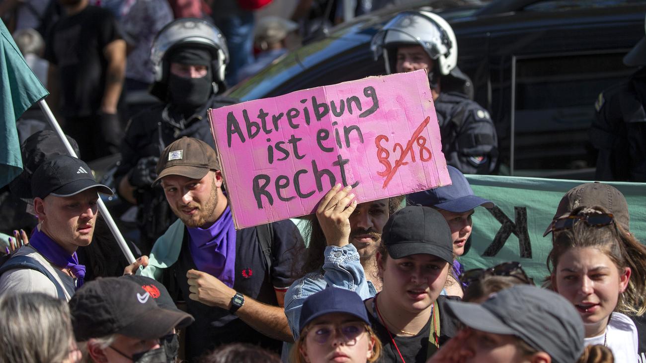 Schwangerschaftsabbruch: Protest gegen Schwangerschaftsabbruch-Gegner in ...