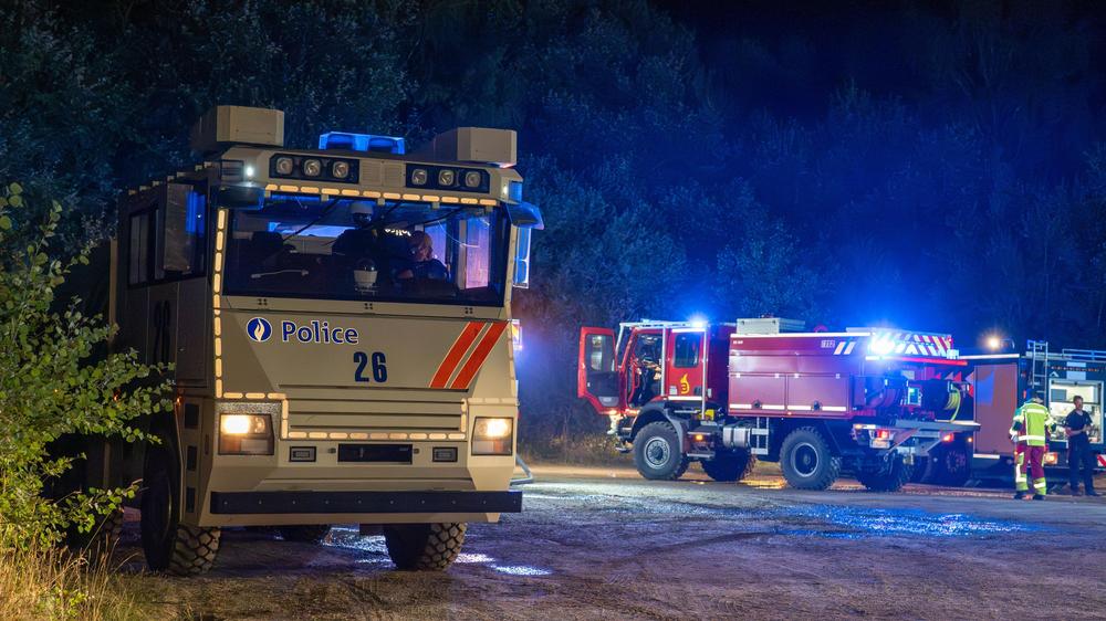 Hitze in Europa: Rettungskräfte von Polizei und Feuerwehr sind bei einem Waldbrand im Einsatz. Wegen eines großen Waldbrandes im Hohen Venn hat die nordrhein-westfälische Stadt Monschau Bewohner mehrerer Siedlungen aufgefordert, sich auf eine mögliche Evakuierung vorzubereiten. +++ dpa-Bildfunk +++