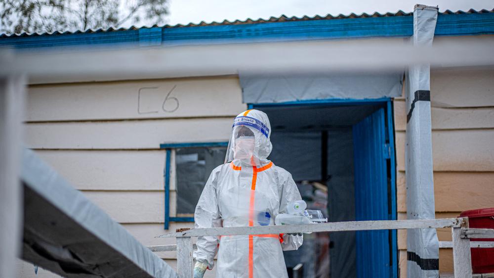 Ebolaepidemie im Kongo: Eine medizinische Fachkraft trägt Medikamente und Ausrüstung in ein Ebola-Behandlungszentrum in der Provinz Ituri im Osten der Demokratischen Republik Kongo. Inzwischen sind mehr als 7.000 Fälle nachgewiesen.