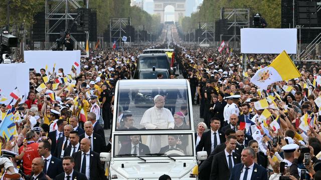 Papstbesuch in Frankreich: Hunderttausende bejubeln Papst Leo XIV. in Paris