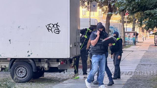 Razzia in Berlin: Berliner Polizei geht gegen illegalen Schusswaffenhandel vor