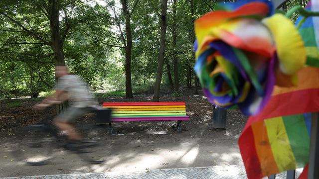 Regenbogen-Bank in Berlin: Gedenkbank am Ort des CSD-Anschlags erneut beschädigt