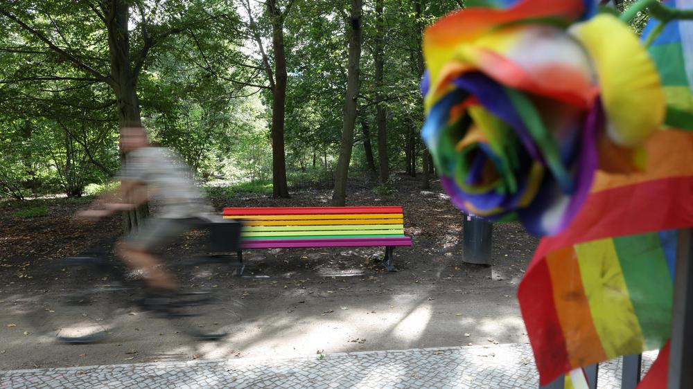 Regenbogen-Bank Berlin CSD Anschlag Tiergarten