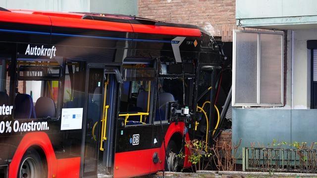 Schleswig-Holstein: Linienbus mit 20 Kindern an Bord fährt in Hauswand