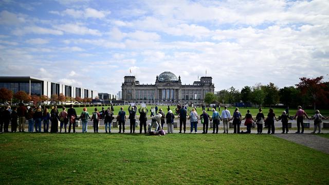 Umweltschutz: Demonstrierende fordern mit Menschenketten eine gerechtere Politik