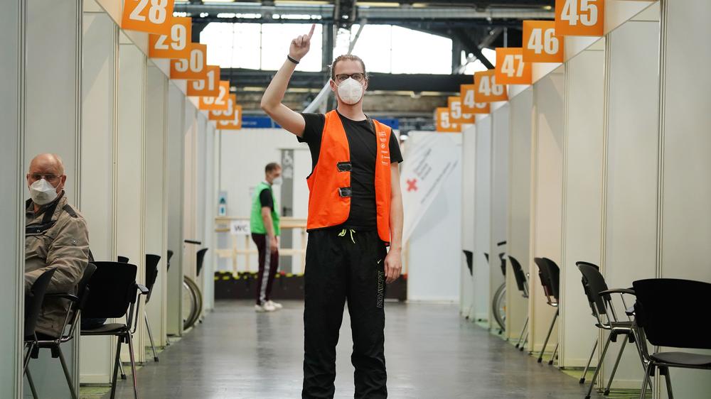 Corona-Impfung: Die Zweitimpfung wird jetzt für viele noch attraktiver, nicht nur wegen des Impfschutzes.