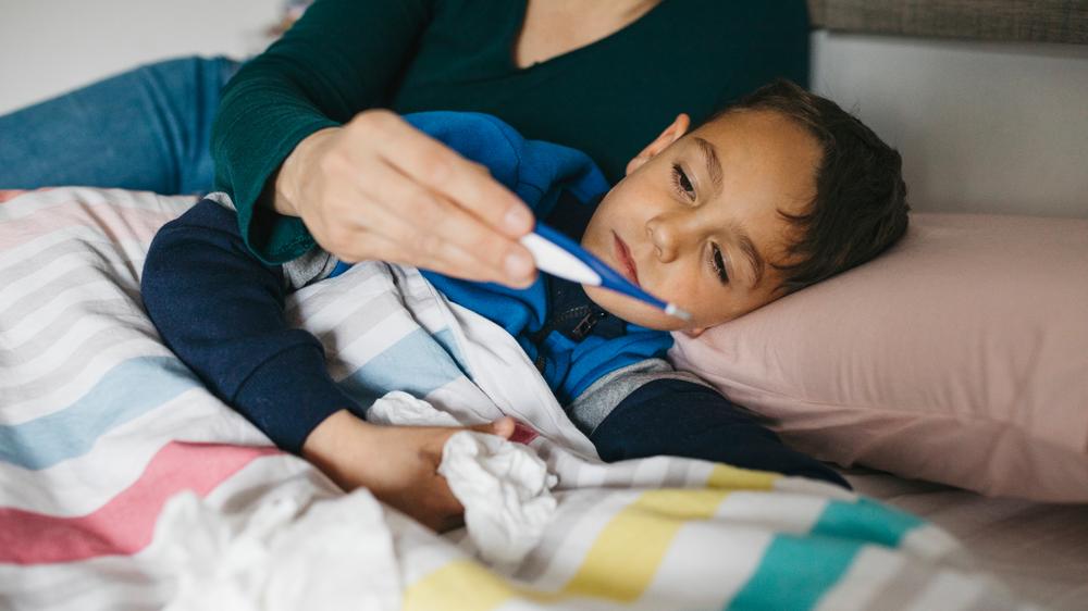 Entzündungen nach Corona-Infektion: Lange andauerndes, ausgeprägtes Fieber kann auf das Pädiatrische Inflammationssyndrom hinweisen. 
