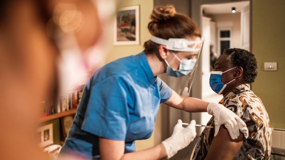 Impfnebenwirkungen: Mögliche Impfnebenwirkungen werden in Deutschland vom Paul-Ehrlich-Institut ausgewertet.