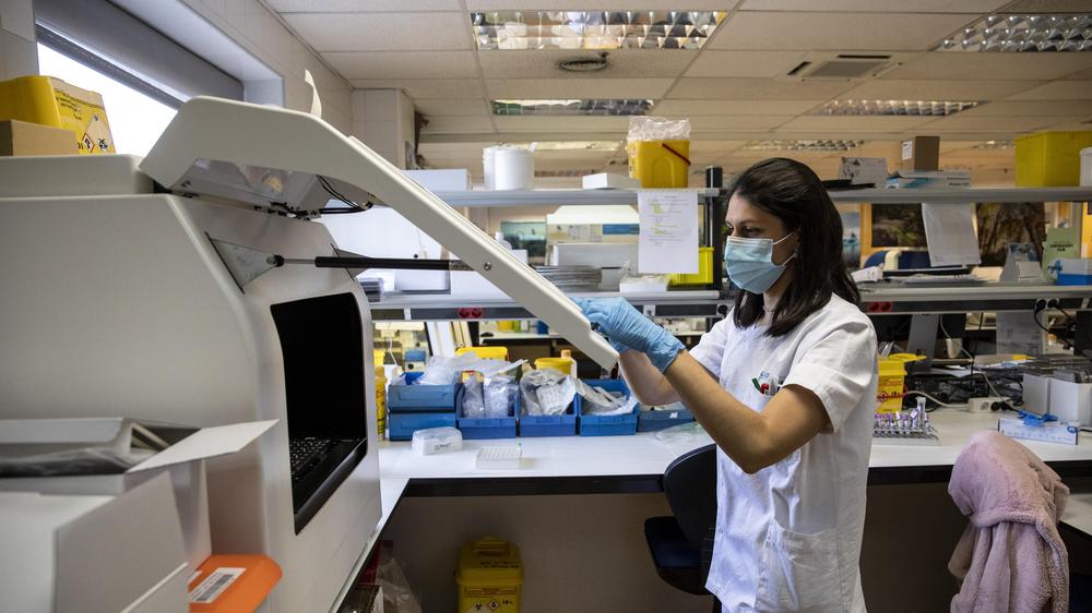 WHO: Eine medizinische Labortechnikerin in Madrid analysiert eine Probe auf Affenpocken.