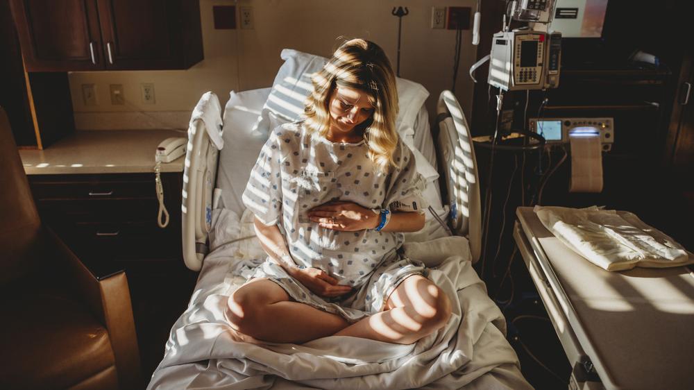 Geburt und Corona: Für Entbindungsstationen gibt es in der Pandemie keine einheitlichen Regeln. Viele Schwangere fühlen sich alleingelassen, manche berichten von traumatischen Erlebnissen.