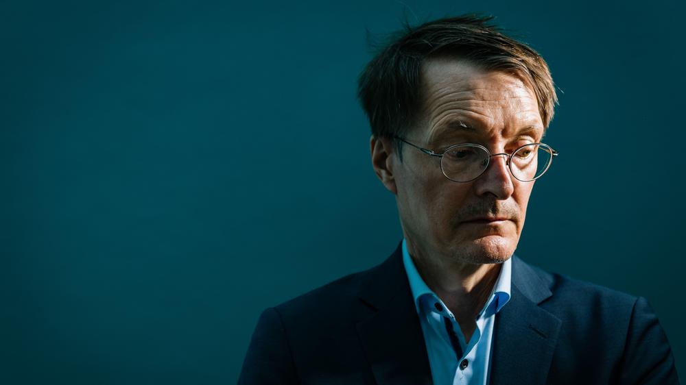 Karl Lauterbach: "Ich rechne mit vielen Fällen diesen Herbst, einer sehr schwierigen Situation": Karl Lauterbach Anfang Juli 2022 im Bundesgesundheitsministerium.