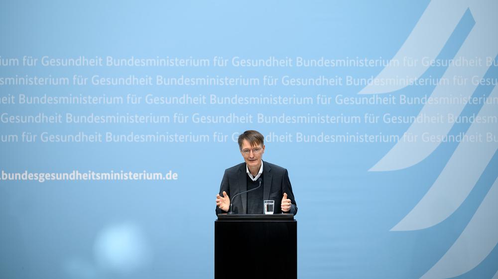 Gesundheitssystem: Karl Lauterbach (SPD), Bundesminister für Gesundheit, bei einer Pressekonferenz im Bundesgesundheitsministerium