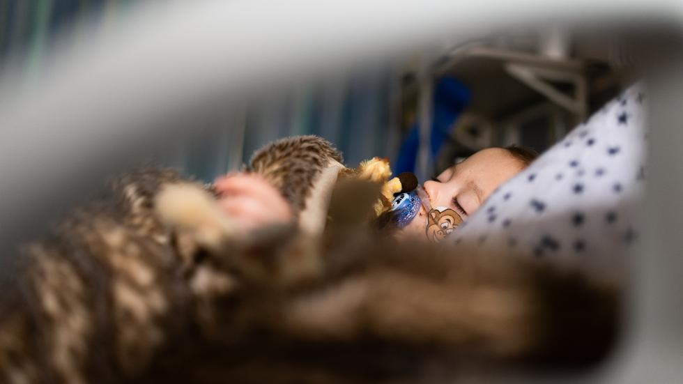 RS-Virus: Bis zum zweiten Geburtstag infizieren sich nahezu alle Kinder mit dem Respiratorischen Synzytial-Virus.