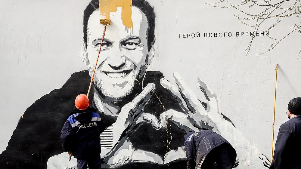 Selbstaufopferung: Für viele Menschen war Alexej Nawalny ein "Held der neuen Zeit", wie es auf Russisch an dieser Wand steht. 