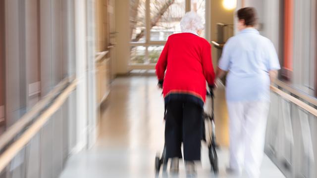Pflegeversicherung: Caritas will wohlhabende Senioren stärker an Pflegekosten beteiligen