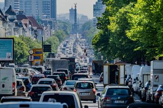 Verkehrslärm: Autos, Lastwagen und Lieferfahrzeuge fahren auf dem Kaiserdamm in der Hauptstadt stadteinwärts. (zu dpa: «Studie: Verkehrswende wird bei weiterem Zögern deutlich teurer») +++ dpa-Bildfunk +++ 31/05/2021  Berlin