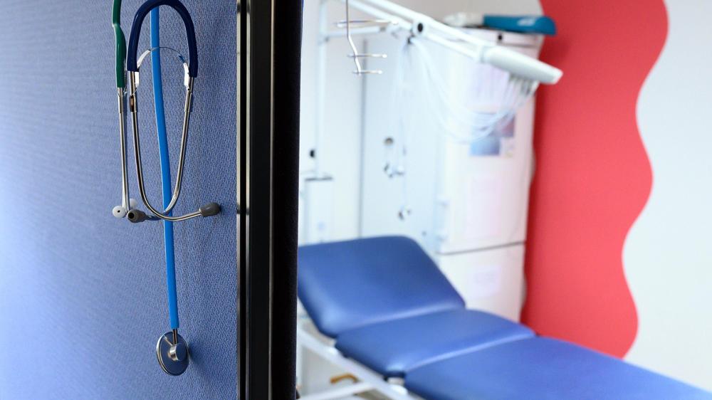  Innerhalb der nächsten fünf Jahre könnten rund 10.000 Hausarztstellen unbesetzt sein. Das geht aus einer Umfrage der Bertelsmann Stiftung hervor.