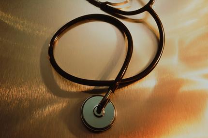 Leseraufruf: A still life of a stethoscope.