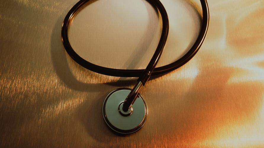Leseraufruf: A still life of a stethoscope.