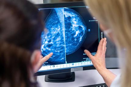 Krebserkennung: Medizinisches Personal untersucht mit einer Mammographie die Brust einer Frau auf Brustkrebs.(Zu dpa: «Etwas weniger Krebsneuerkrankungen 2022 in Thüringen»)