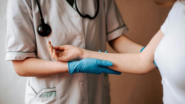 Vorschlag der Arbeitgeber: Hausärzteverband lehnt Kontaktgebühr für Arztbesuche ab