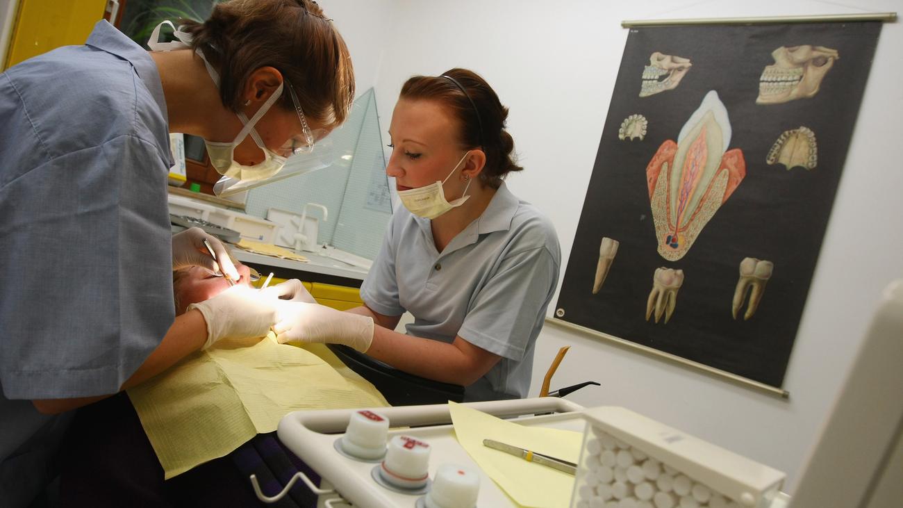 Gesundheitssystem : Kassenärztechef fordert Abschaffung der Krankenkassen-Zusatzleistungen