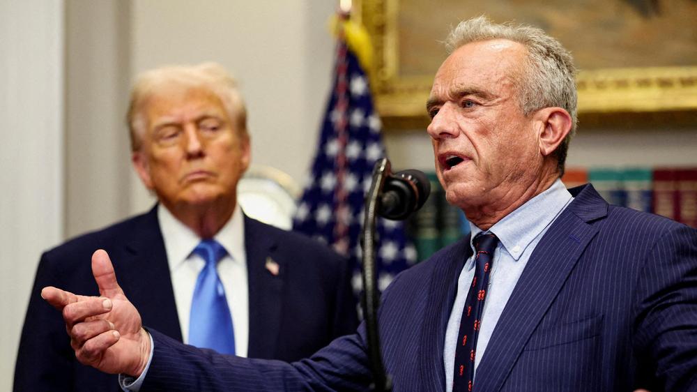  US-Gesundheitsminister Robert F. Kennedy bei einer Pressekonferenz mit Donald Trump, bei der er behauptet, es gebe einen Zusammenhang zwischen Autismus und Kinderimpfungen. Dafür gibt es keine wissenschaftlichen Belege. (Bild vom September 2025)