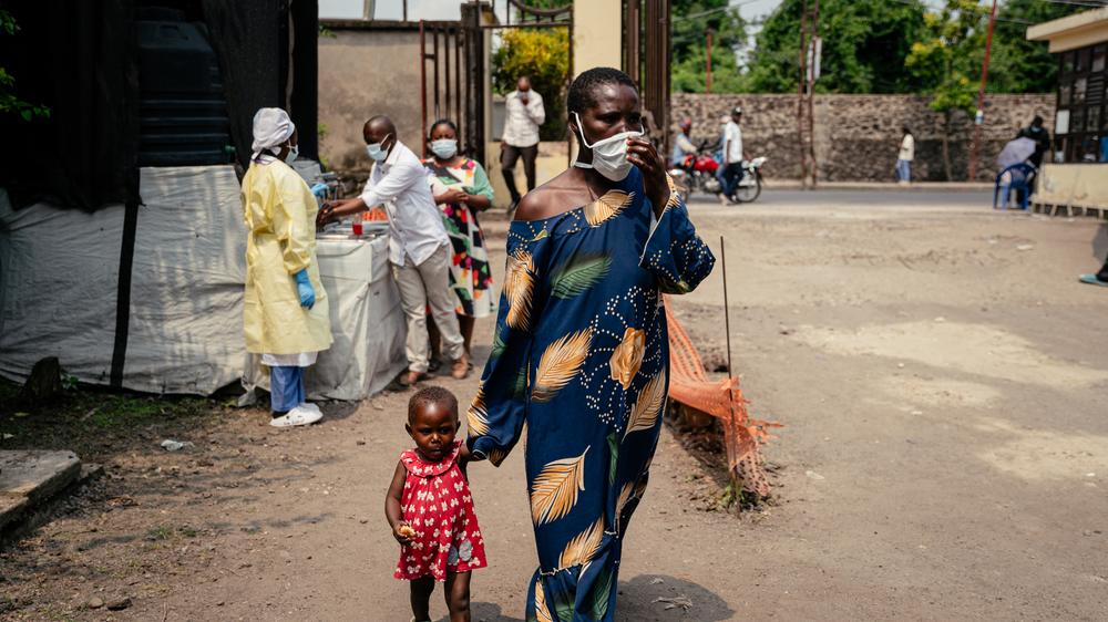 Ebolaausbruch: Eine Frau betritt mit ihrem Kind das Kyeshero Krankenhaus in Goma, einer Großstadt im Osten der DR Kongo. Fachleuten bereitet Sorge, dass auch aus Städten schon Ebolafälle gemeldet wurden.